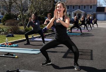  Jamie Benedik es instructora de tres gimnasios en West Islip, un barrio del condado de Suffolk en el estado estadounidense de Nueva York, durante estos días ha visto como han cerrado todos los recintos deportivos donde trabaja debido a la pandemia del Co