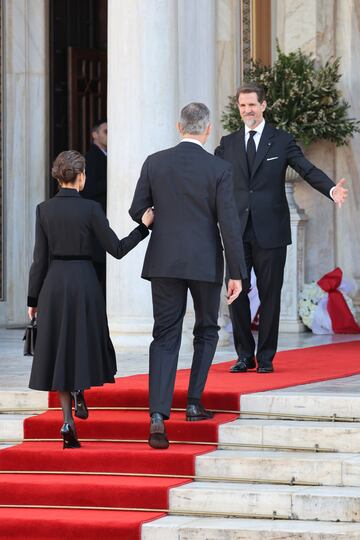 El rey Felipe VI y la reina Doña Letizia saludan a Pablo de Grecia a su llegada al funeral por Constantino II de Grecia. 