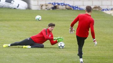 Werner, en la sesi&oacute;n del Atl&eacute;tico ayer en el Cerro del Espino, parando un bal&oacute;n que le enviaba el portero del Juvenil, Diego Conde. 