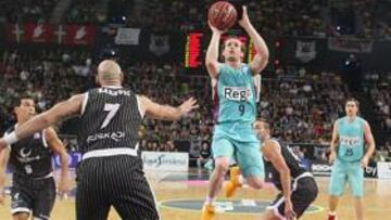 <b>SUPERADO. </b>Marcelinho lanza su clásico tiro de final de cuarto.