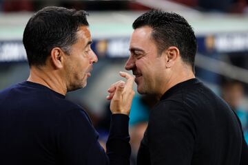 Michel y Xavi Hernández, entrenadores del Girona y Barcelona respectivamente.