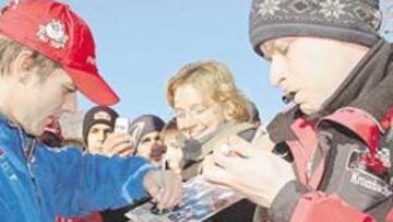 <b>ÍDOLO EN MÓNACO. </b>Loeb firma autógrafos al término de la accidentada jornada inaugural del rally.