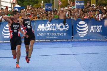 Alistair Brownlee ayuda a su hermano Jonathan.