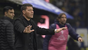 Boca Juniors' coach Sebastian Battaglia gestures during the Argentine Professional Football League match against Tigre at the "Bombonera" stadium in Buenos Aires, on June 15, 2022. (Photo by JUAN MABROMATA / AFP)