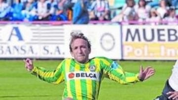 <b>INTENSO. </b>Diego Rivas sufre la entrada de un rival.