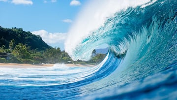 La ola perfecta de Pipeline (Oahu, Haw&aacute;i, Estados Unidos) rompiendo frente a la playa y el caracter&iacute;stico verde de la jungla de esta isla del Pac&iacute;fico. 