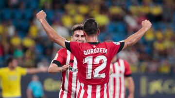 CÁDIZ, 29/08/2022.- El delantero del Athletic Gorka Guruzeta (d) celebra con Jon Morcillo tras marcar el cuarto gol ante el Cádiz, durante el partido de la tercera jornada de Liga en Primera División que Cádiz CF y Athletic Club de Bilbao han disputado hoy lunes en el estadio Nuevo Mirandilla. EFE/Román Ríos.
