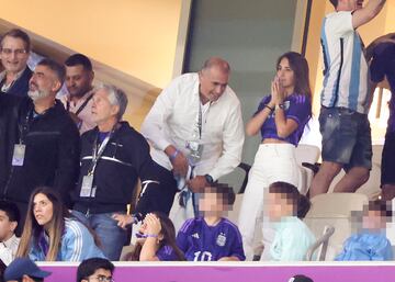 Antonella Roccuzzo, pareja sentimental de Lionel Messi, vivió el duelo de Argentina frente a Países Bajos desde el palco del Lusail Iconic Stadium. Celebró y sufrió como todos los albicelestes.