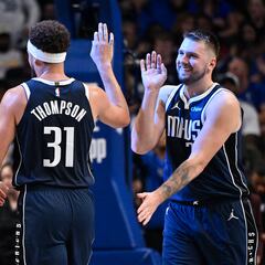 Klay Thompson le saca la primera sonrisa a Luka Doncic