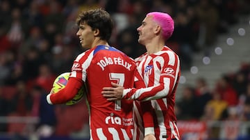 Joao Félix y Antonie Griezmann, tras el gol del portugués al club ilicitano.