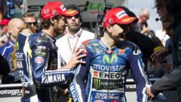 Rossi junto a Lorenzo.