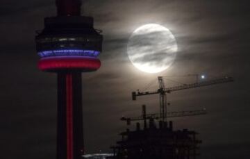 La superluna detr¨¢s de la torre CN de Toronto, Canad¨¢.