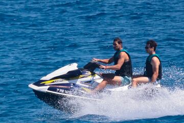 El tenista espa?ol se recupera de su lesi車n abdominal, que le oblig車 a abandonar el Grand Slam brit芍nico, en las aguas de la isla balear a bordo de un barco y rodeado de amigos.