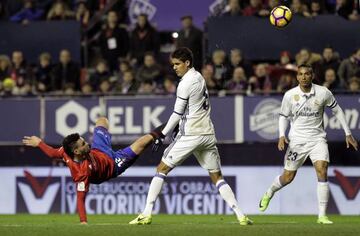 Raphael Varane y Danilo en el encuentro del Real Madrid ante Osasuna en El Sadar.