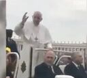 Papa Francisco mostró su lado más futbolero en el Papamóvil
