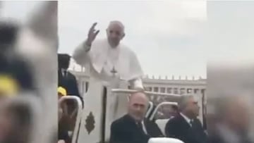 Papa Francisco mostró su lado más futbolero en el Papamóvil