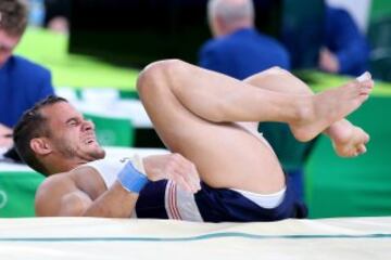 El gimnasta francés se fracturó la tibia de su pierna izquierda tras un mal salto. Sus compañeros no lo pedían creer. La peor imagen de Río 2016.