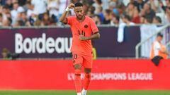 TOPSHOT - Paris Saint-Germain&#039;s Brazilian forward Neymar (C) celebrates after scoring a goal during the French L1 football match between Girondins de Bordeaux and Paris Saint-Germain (PSG) on September 28, 2019 in Bordeaux. (Photo by NICOLAS TUCAT / 