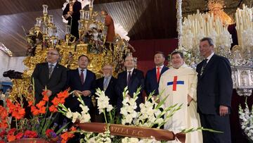 El Sevilla hace una ofrenda floral a la hermandad del Cautivo