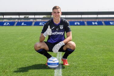 El portero ucraniano fichó por el Real Madrid en 2018 pero fue cedido al Leganés la temporada 2018-19 donde jugó 7 partidos. 