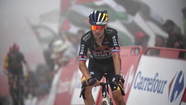 Team Bora's Primoz Roglic rides in the mist at the end of the stage 15 of the Vuelta a Espana, a 143 km race between Infiesto and Valgrande-Pajares, on September 1, 2024. (Photo by ANDER GILLENEA / AFP)