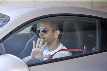 Los jugadores de S.D Eibar abandonan el estadio Ipurua después de someterse a los controles médicos y la prueba covid-19 de acuerdo con el protocolo de La Liga para el regreso al entrenamiento.
