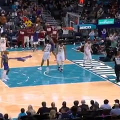 Validan un triple que no entra y con el juego parado: el escándalo arbitral que ha pasado a la historia