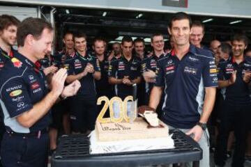 Mark Webber celebra rodeado de su equipo en Bahrain sus 200 carreras en la Fórmula 1.