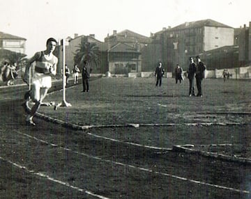 El vizcano falleci el 22 de junio a los 77 a?os de edad. Fue uno de los atletas vascos ms laureados de su tiempo, llegando incluso a ser siete veces internacional. Era un deportista completo. Competa en decatln y durante su carrera logr ganar varios Nacionales tanto en esa especialidad como en salto de longitud, en triple salto y en altura. En 1964 bati el rcord de Espa?a de pista cubierta con 6.85. Su mejor registro fue 7.47. 