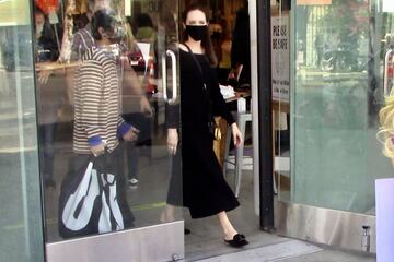 Angelina Jolie, increpada mientras salía de una tienda con su hijo Maddox