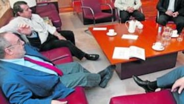 <b>REUNIÓN EN AS. </b>Rigau explicó el proyecto de los Juegos a Relaño, Mora, Gutiérrez, Guasch y Nieto.