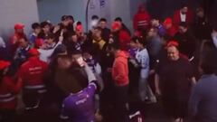 Humberto Suazo sale del estadio, se encuentra con hinchas rivales y esto ocurre: la escena es viral