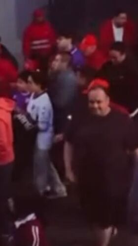 Humberto Suazo sale del estadio, se encuentra con hinchas rivales y esto ocurre: la escena es viral