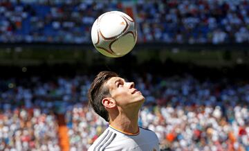 Thousands of Real Madrid fans flocked to the Bernabéu to welcome Gareth Bale after his move from England.