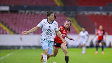 Andrea Pereira (L) of Pachuca fights for the ball with Alejandra Lomeli (R) of Atlas during the Semi-Finals first leg match between Atlas and Pachuca as part of the Torneo Clausura 2025, Liga MX Femenil at Jalisco Stadium on April 23, 2025 in Guadalajara, Jalisco, Mexico.