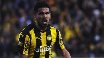 Lucas Viatri celebra un gol con la camiseta de Pe&ntilde;arol.