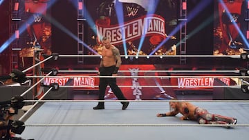 Randy Orton y Edge durante su combate en WrestleMania 36.