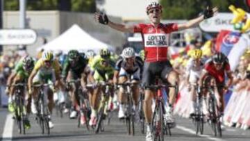 Tony Gallopin celebra la victoria ante la impotencia del pelot&oacute;n.