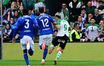 El Racing reclamó penalti de Dani Calvo en esta acción sobre Arana.