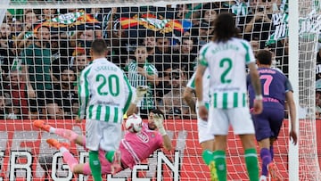 SEVILLA, 29/09/2024.- El portero del Español, Joan García (2-i), detiene un balón durante el partido de LaLiga en Primera División que Real Betis y RCD Espanyol disputan este domingo en el estadio Benito Villamarín, en Sevilla. EFE/Julio Muñoz