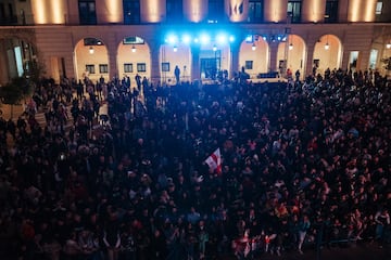 El campeón del mundo del peso pluma de la UFC, Ilia Topuria, es recibido por más de 8.000 aficionados en la plaza del Ayuntamiento de Alicante.