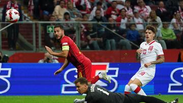Hazard supera a Szczesny en el partido de Polonia-Bélgica.