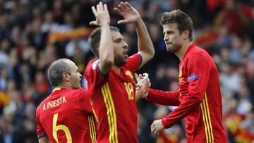 Piqué e Iniesta se felicitan con Jordi Alba en primer plano.