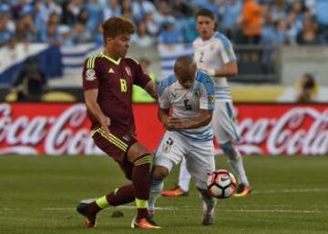 Adalberto Peñaranda y Carlos Sánchez en la disputa del balón.