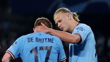 Kevin de Bruyne, junto a Haaland.