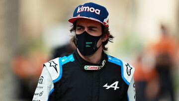 Alonso en Bahr&eacute;in con el mono de Alpine.