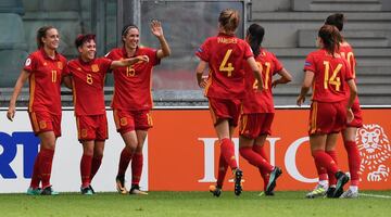 Amanda Sampedro celebrando junto con sus compañeras de selección el 2-0 ante Portugal.