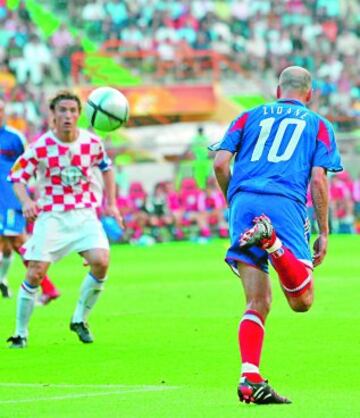 Sublime golpeo te tacón de Zidane ante Croacia tras un saque de córner.