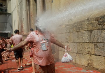 La localidad valenciana ha vuelto a albergar su mítica fiesta donde miles de personas han protagonizado una 'batalla campal' a base de lanzamientos de tomates.