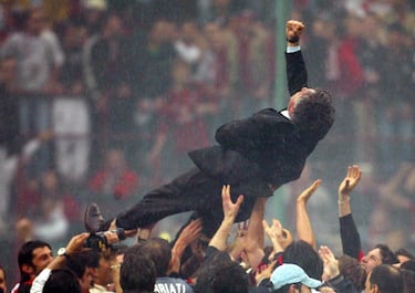 Al año siguiente de conquistar la primera de sus dos Champions entrenando al equipo ‘rossoneri’, Ancelotti levantó su primer y único Scudetto con un equipo en el que estaban Paolo Maldini, Pirlo, Shevchenko (‘capocannoniere’ del Calcio con 24 goles), Gattuso, Cafú, Nesta, Kaká, Seedorf, Costacurta… Le sacó 11 puntos a la Roma.